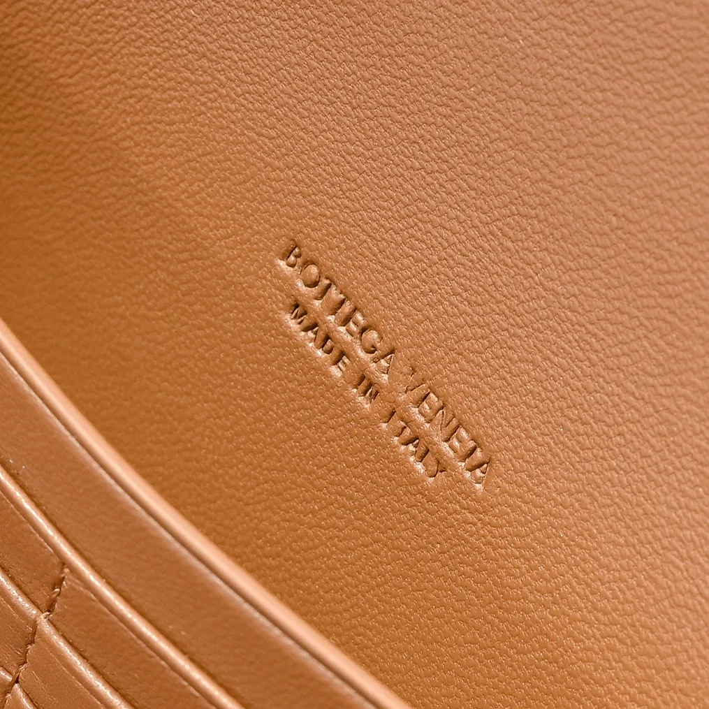 Batch 1360 #Bv Clutch long clutch bag equipped with handles, the design of the clutch bag reflects the exquisite and high-end taste ~ using exquisite craftsmanship intreccio woven suede, it can be held in the hand, carried by hand or under the arm. The metal knot embellishment exudes temperament and nobility ~ , equipped with a zipper compartment inside, it is a good companion for your daily life🧑‍❤️‍💋‍🧑, whether you are walking on the red carpet or attending a dinner, it will add a unique charm to you💞 Model: 1511 Size: 31x13x3